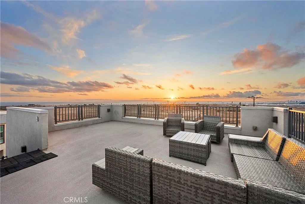 4 bed, 3.5 bath, 2274 sqft, $7,500 — Photo 1