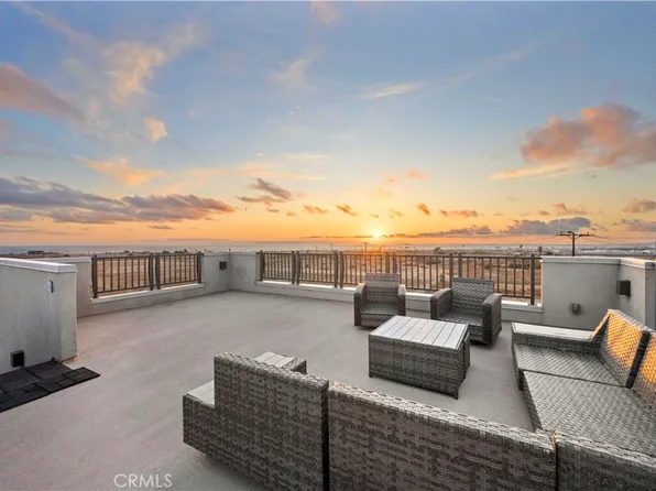 1068 Hampton Dr, Costa Mesa, CA 92627