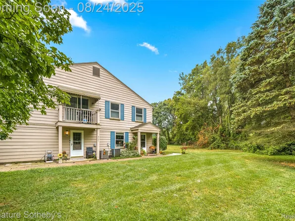 3141 Sunnyside Ct, Lake Orion, MI 48360