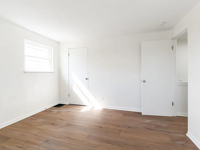 4040-4042 Halsey Pl — Photo 17
