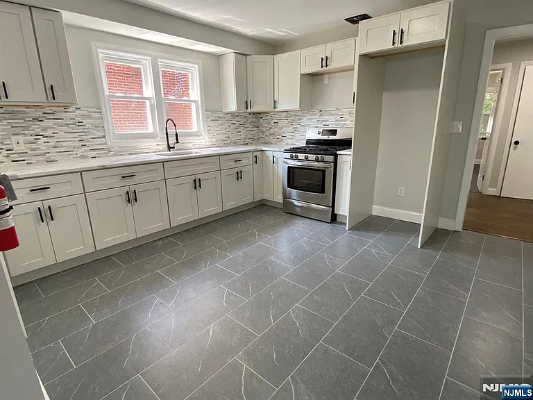 905 Sanford Ave — Photo 4