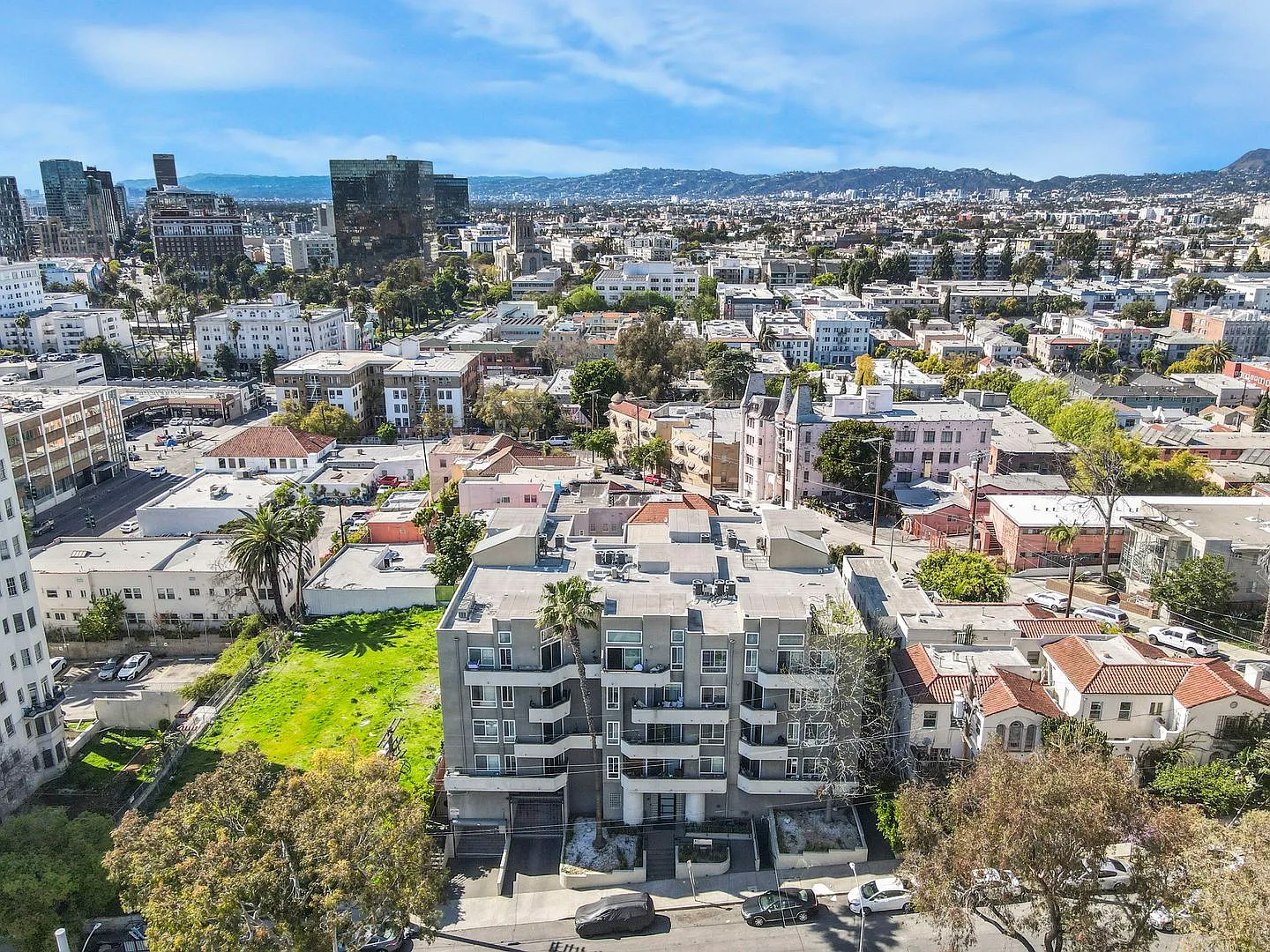 511 Carondelet Apartments — Photo 4