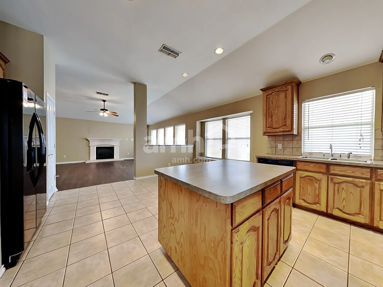 3 bed, 2.0 bath, 1916 sqft, $2,375 — Photo 4