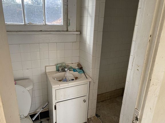 5th image of 2212 S Parkway Ave