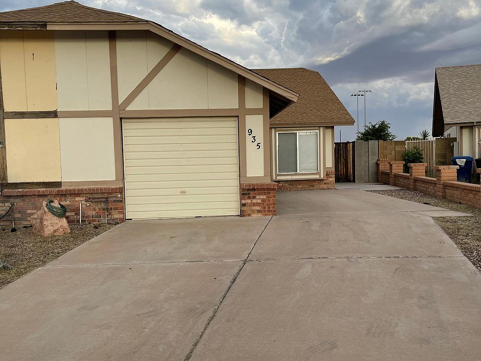 Main entrance to duplex with 1 car garage