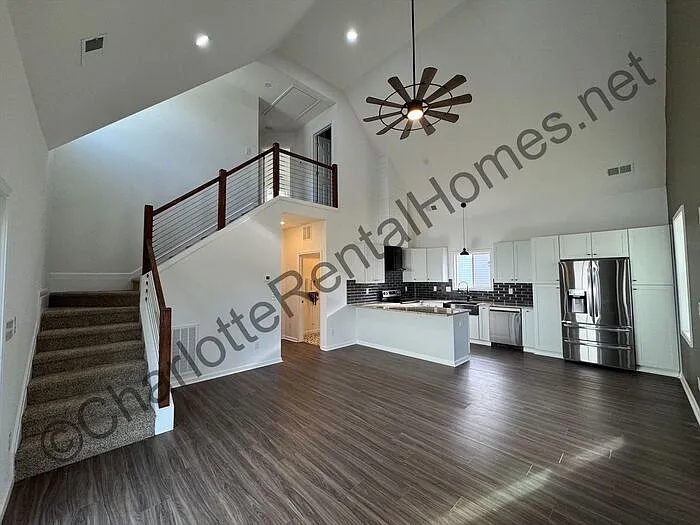 512 N Mulberry St — Photo 3