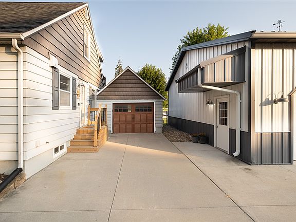 3rd image of 903 1st Ave NW