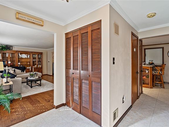 4th image of 458 Satinwood Dr