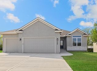 611 Blackhawke Dr, Smithville, MO 64089