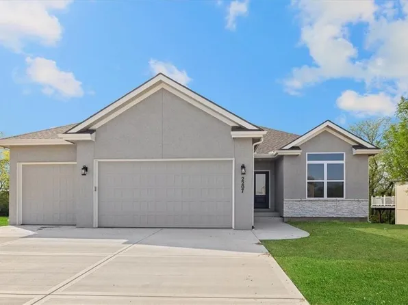 611 Blackhawke Dr, Smithville, MO 64089