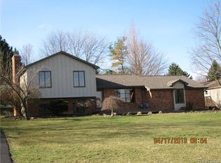 8818 Skylane Dr, Brighton, MI 48114