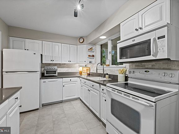 5th image of 1508 Springlake Way S