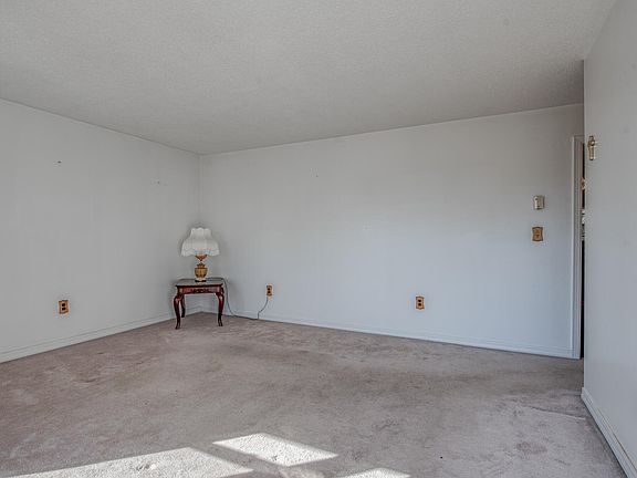 5th image of 779 Meadowcrest Dr