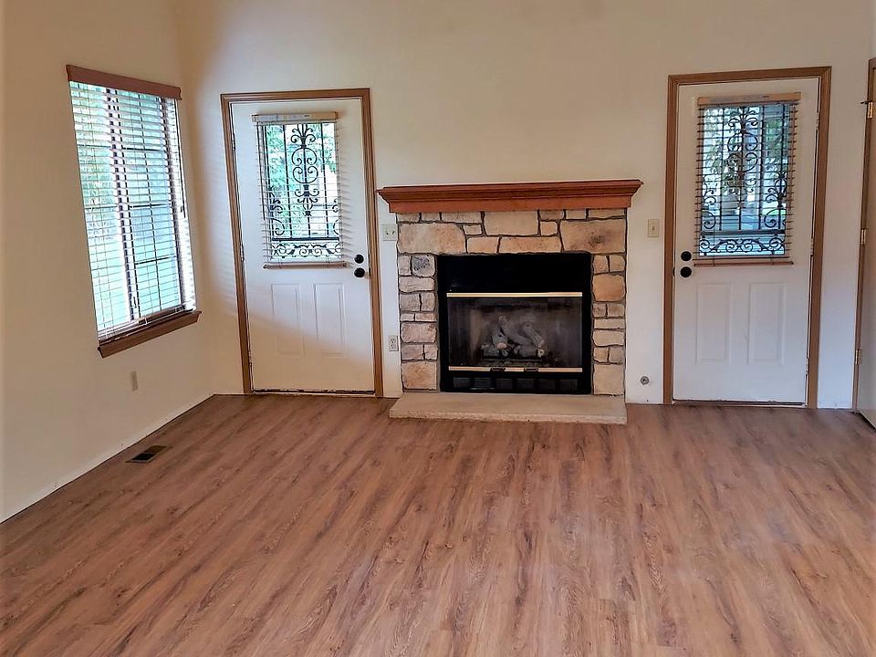 LIVING ROOM WITH GAS FIREPLACE