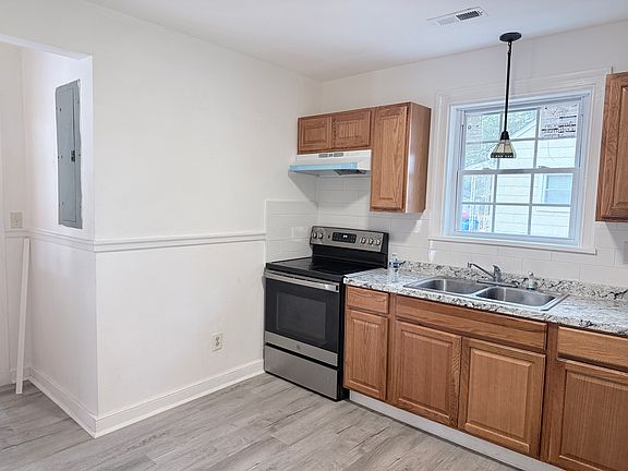 4th image of 818 Dixon Dr