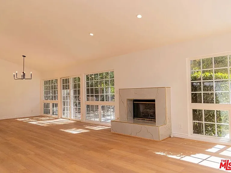 24316 Burbank Blvd — Photo 5
