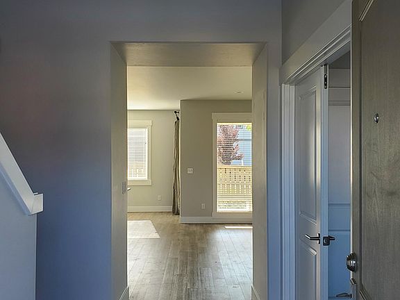 4th image of 215 Champagne Way