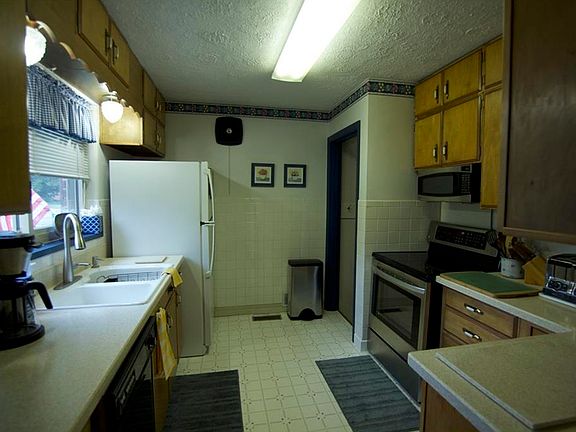 5th image of 225 E Dorothy Ln