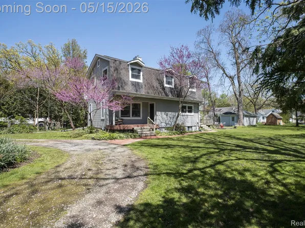 25425 6th St, Grosse Ile, MI 48138