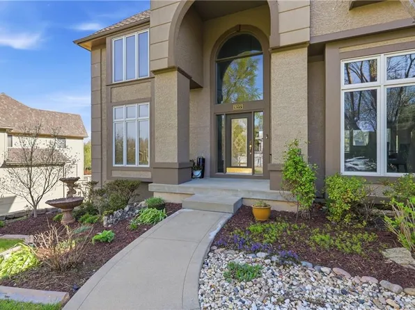 9227 Redbud Ln, Lenexa, KS 66220