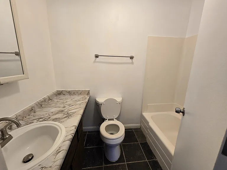 Echo Manor Apartments — Photo 9