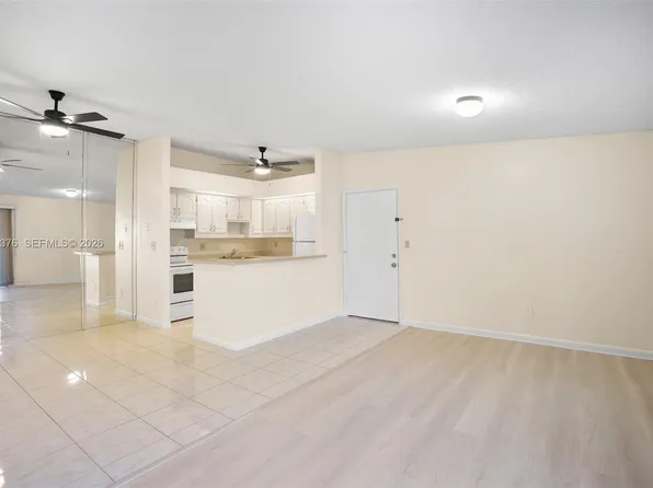 9446 S Belfort Cir #215, Fort Lauderdale, FL 33321