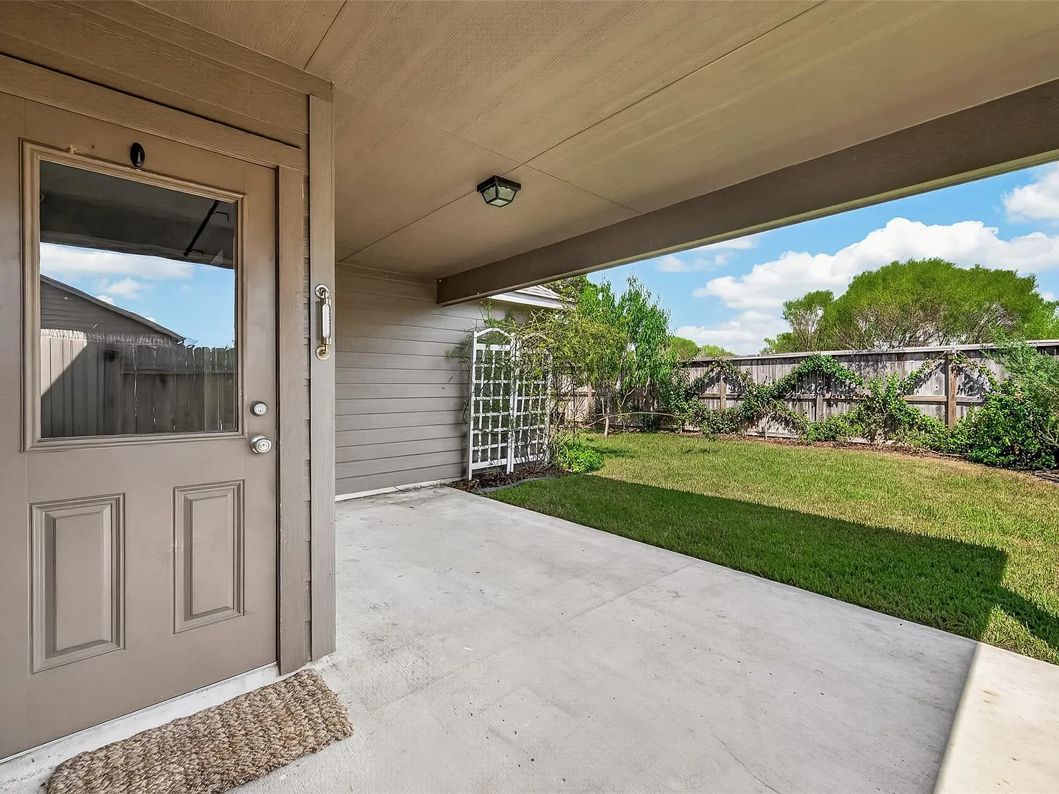 3 bed, 2.0 bath, 1638 sqft, $2,400 — Photo 4