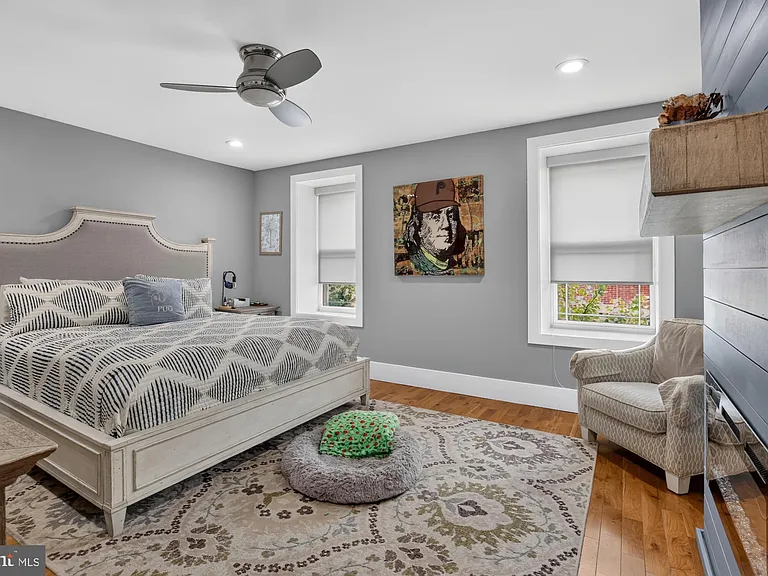 2328 E Fletcher St — Photo 21