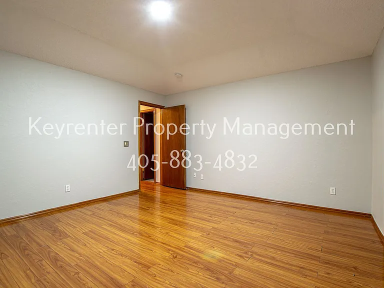 8308 NW 10th Ter — Photo 9