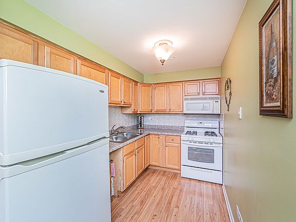 3rd image of 2521 Thatcher Ave APT 3B