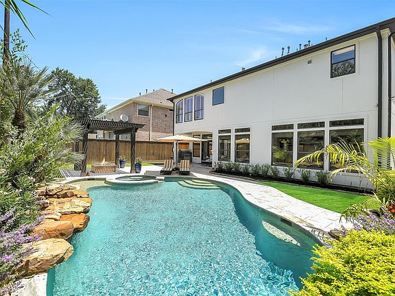 4th image of 1113 Howard Ln