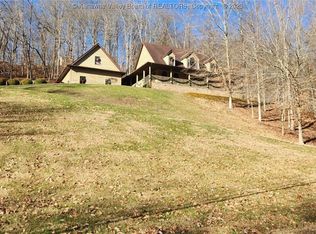 40 Lakeview Dr, Nitro, WV 25143