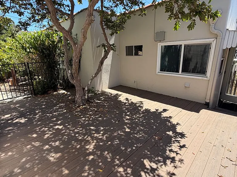 635 E Victoria St — Photo 27
