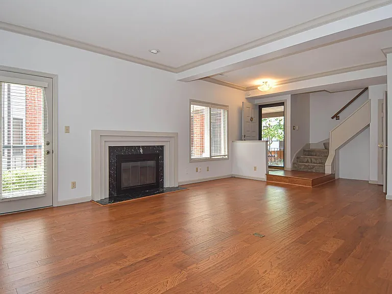 4444 Lindell Blvd #7 — Photo 5