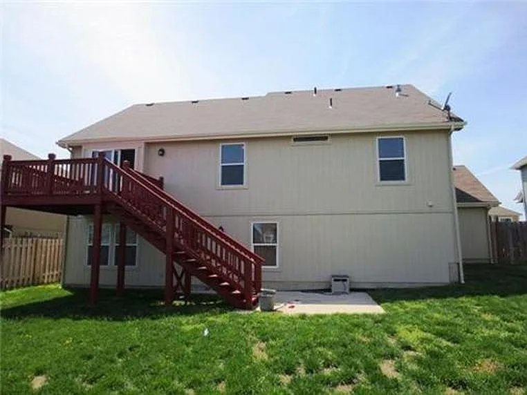 931 Wyndham Dr — Photo 2