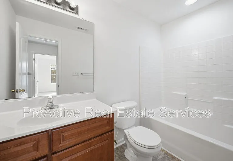 2021 Livingston St — Photo 41