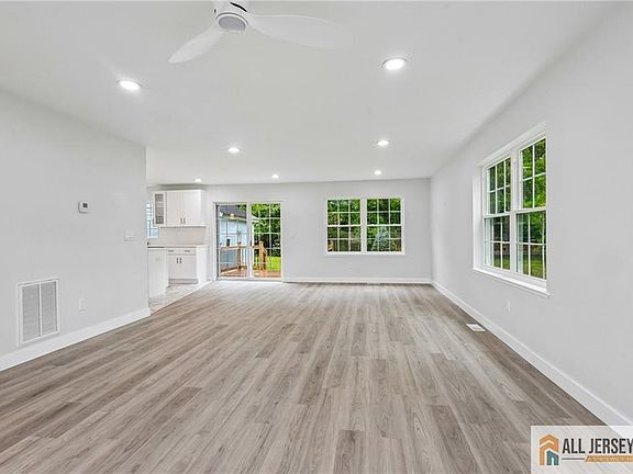 3rd image of 101 Saint Stephens Ave