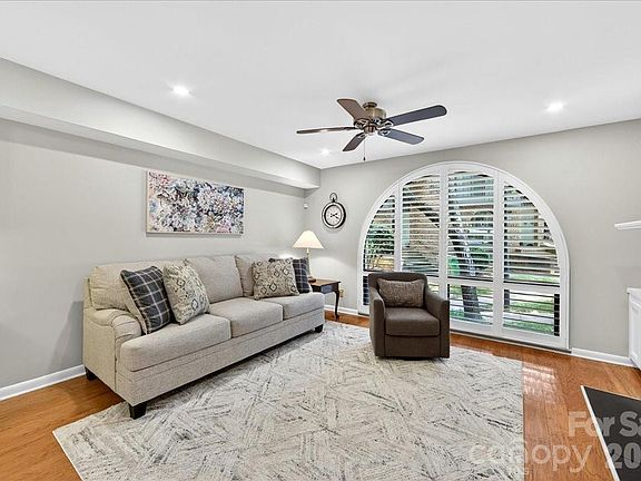 4th image of 5803 Sharon Rd APT K