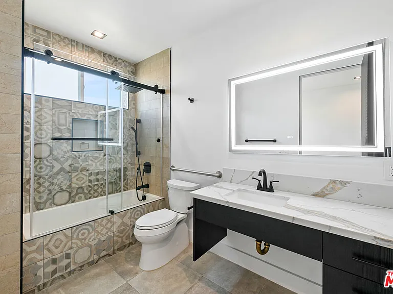 10842 Victory Blvd #201 — Photo 26