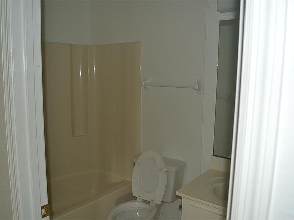 4th image of 916 NE 18th St