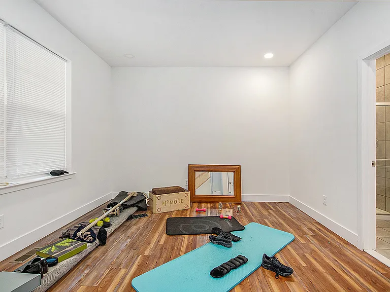 435 Hiscock St — Photo 7