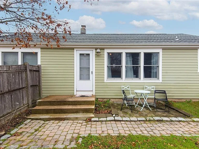 391 Aquidneck Ave — Photo 12