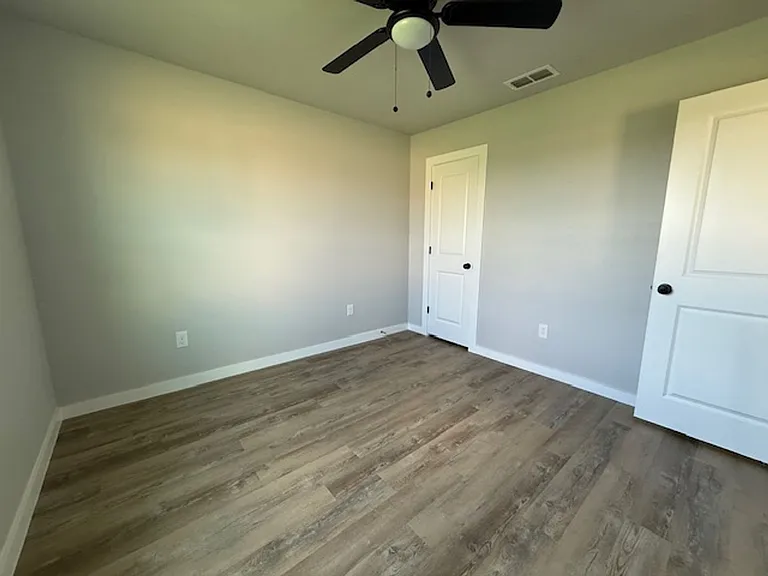 938 Minda St — Photo 12