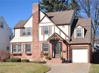 32 Ellsworth Rd, West Hartford, CT 06107