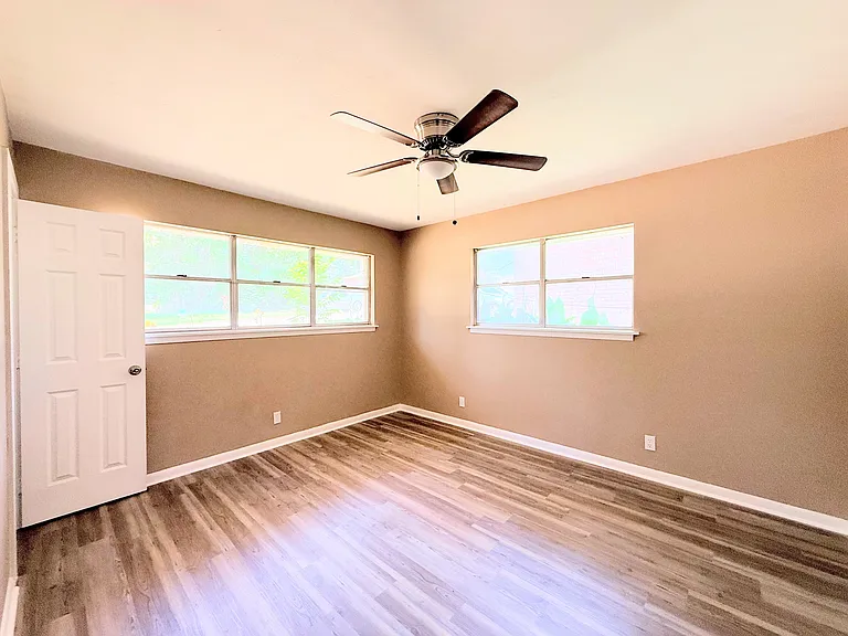 1336 Crestview Dr — Photo 16