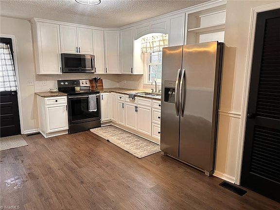 3rd image of 462 Shannon View St