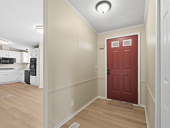 4th image of 464 Canterbury Cir