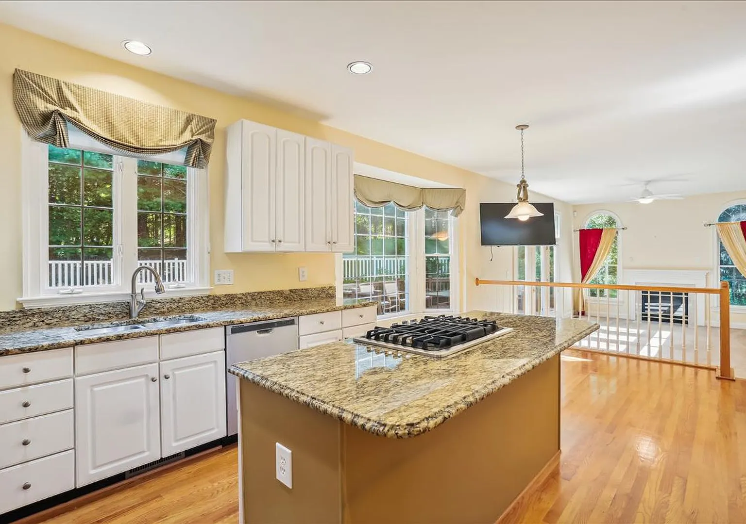 Gorgeous 5 Bed 3.5 Bath With Beautiful Landscaping — Photo 2