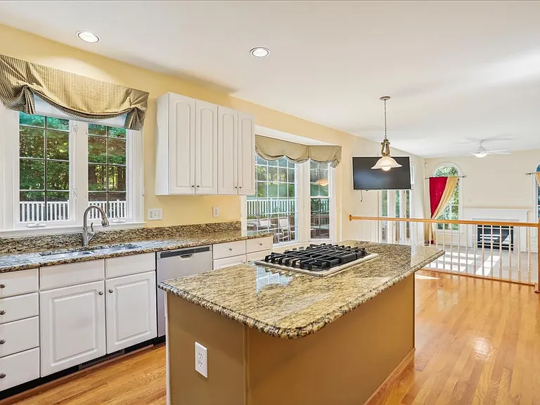 8931 Falls Farm Dr — Photo 2