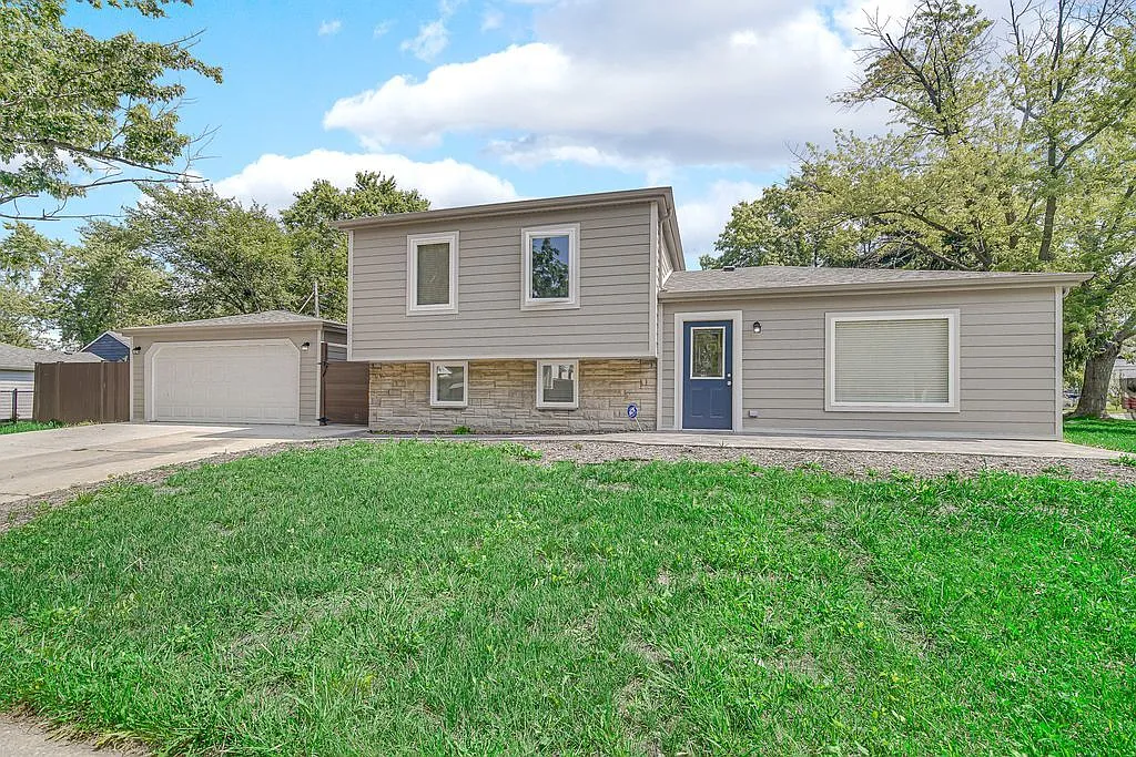 22456 Yates Ave photo 1